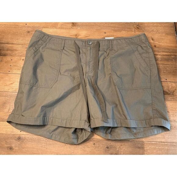 JCP 22W NWT dark evergreen shorts womens - Picture 1 of 5